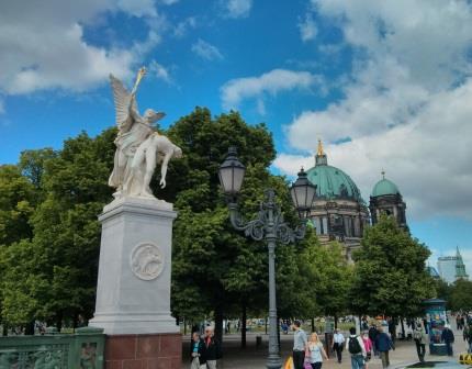 Apropos Hundebrücke….Bei bis zu 250.000 lebenden Hunden in Berlin, davon ein Drittel nicht angemeldet bzw. ohne Steuermarke: Wie viele Tonnen Hundekot bleiben täglich auf Berlins Straßen liegen?