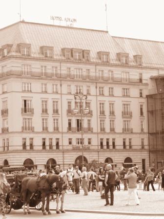 Richtig, im Hotel Adlon, wo es im Gegensatz zum Stadtschloß gut beheizte Räume sowie fließend warmes Wasser gab.